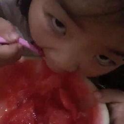 小孩打滚吃瓜视频